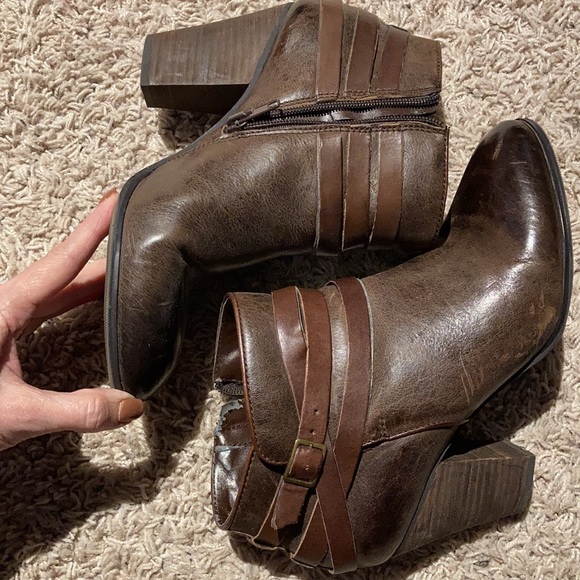 Arturo Chiang leather booties. - Picture 5 of 9